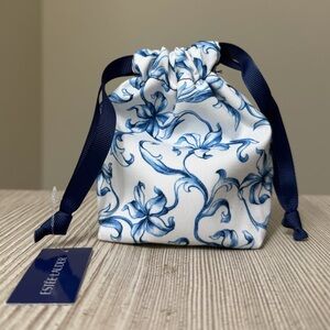 ‼️FREE‼️NEW‼️Eatee Lauder Makeup Bag